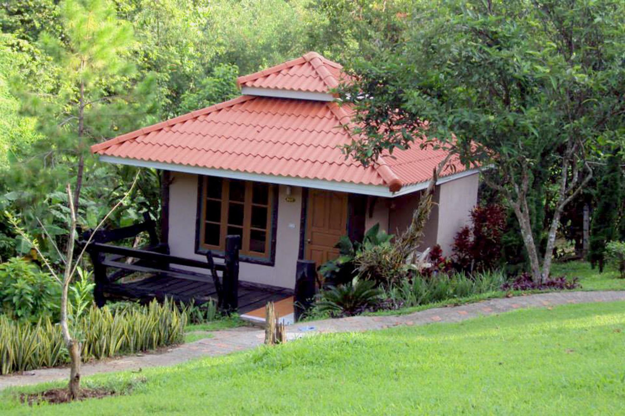 Baanphuthadol Hotel Mae Hong Son Exterior photo