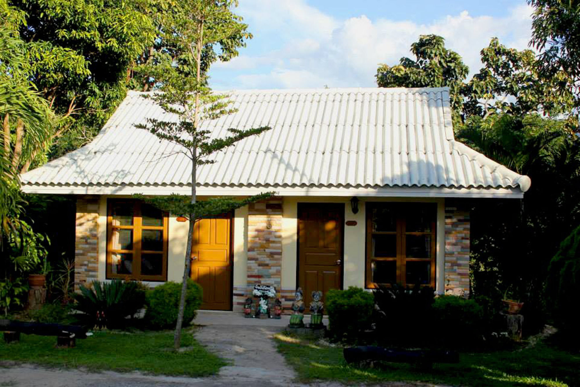 Baanphuthadol Hotel Mae Hong Son Exterior photo